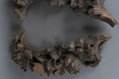 null Paire de chutes de fleurs en bois sculpté
XIXe siècle 
L. 66 cm 
Manques