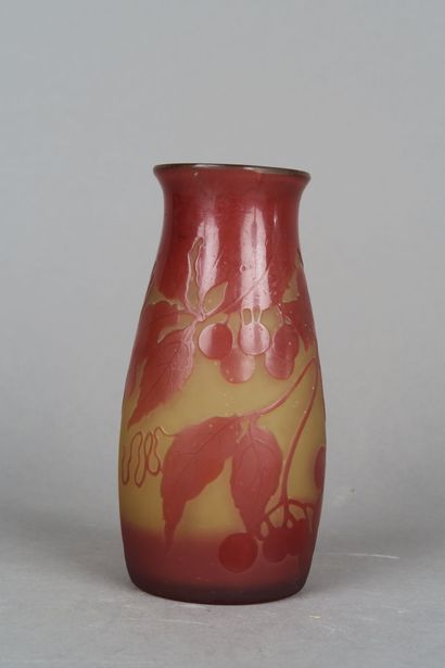 null D'ARGENTAL
Vase en pâte de verre multicouche gravé, signé
H. 12 cm