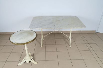 null Deux tables de bistrot en fonte laquée blanc, dessus de marbre blanc, l'une...