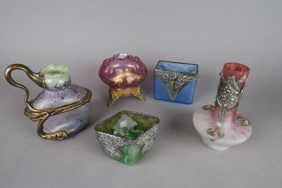 null Lot de cinq vases et verseuses en verre coloré, montures en bronze ou métal...