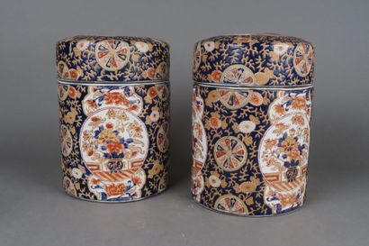 null Paire de pots couverts en porcelaine IMARI à décor de fleurs 
Chine, XXe siècle
H....