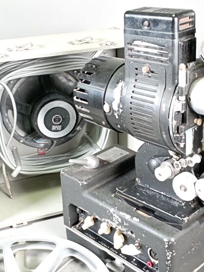 null Lot comprenant : 
- un projecteur cinématographique 16 mm sur sa base sonore...