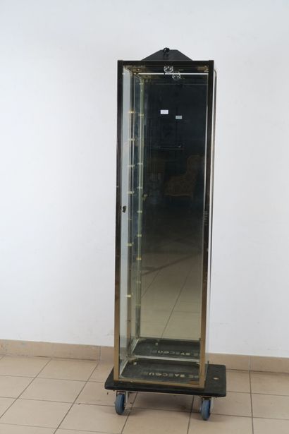 null Vitrine en verre à éclairage électrique zénithal
Travail moderne
H. 165 cm -...