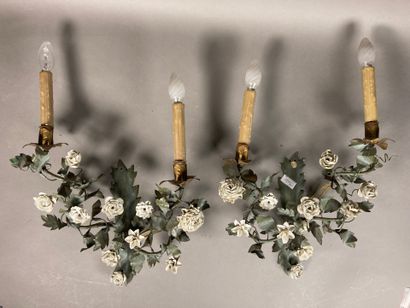 null Paire d'appliques à deux feux de lumière en tôle à décor floral peint en blanc
XXe...