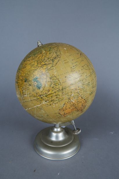 null Globe terrestre sur un support en fer blanc 
Années 50
D. 20 cm
Usures
