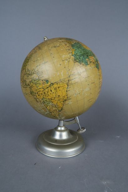 null Globe terrestre sur un support en fer blanc 
Années 50
D. 20 cm
Usures