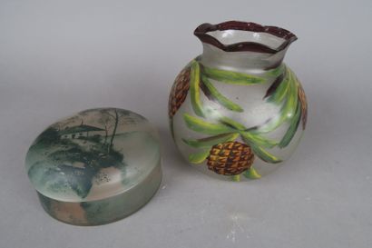 null Vase boule en verre dépoli à décor émaillé polychrome d'ananas et bonbonnière...