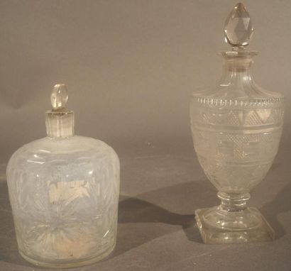 null Deux flacons en cristal taillé XVIIIe et XIXe siècles