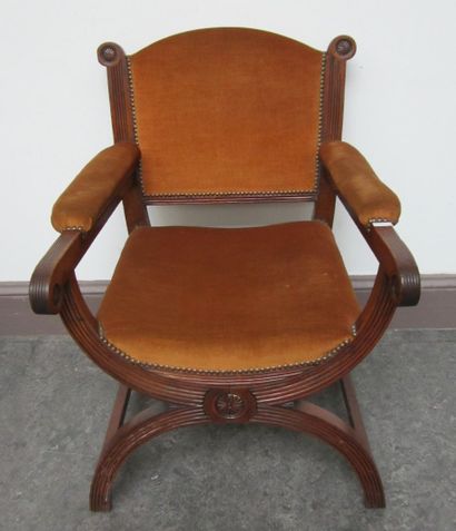 null Un fauteuil curule garni de velours H. 95 cm L. 54 cm P. 55 cm