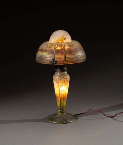 DAUM - NANCY 
« Arbres roux ». Lampe champignon...