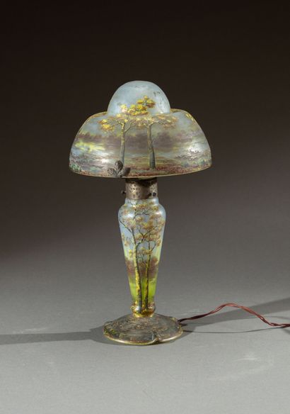 null DAUM - NANCY 
"Arbres roux". Mushroom lamp with baluster base and three hot-molded...
