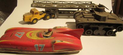 null Ensemble de jouets garçon comprenant: un tank et une voiture de course de marque...