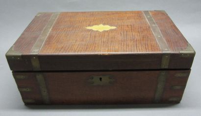 null Un coffret à écrire en acajou et laiton Angleterre, XIXe siècle H. 15,5 cm L....