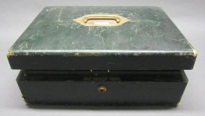 null Un coffret en cuir vert signé LEUCHARS & SON, Londres H. 12,5 cm L. 35 cm P....