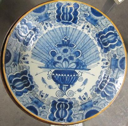 DELFT Grand plat rond en faïence blanc bleu, décor à l'éventail XVIIIe siècle D....