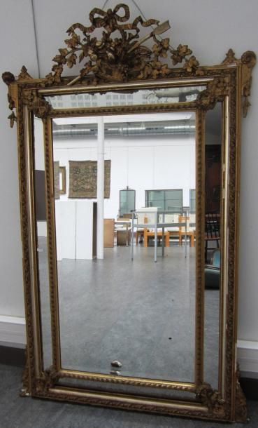 null Grand miroir à parecloses en bois et stuc doré, le cadre à décor de tors de...