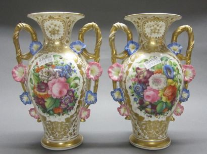 null Paire de vases balustre en porcelaine de Paris, à décor dans des réserves de...