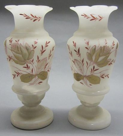 null Deux vases balustre en verre opalin, à décor doré d'épis de blé. Epoque Napoléon...