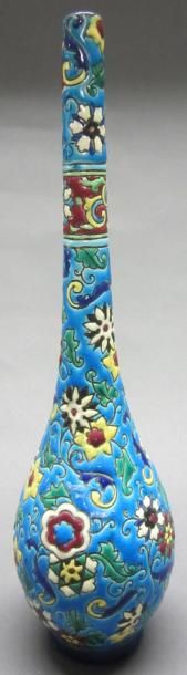 LONGWY Vase soliflore en faïence émaillée, à décor de fleurs orientalisantes. Marqué...