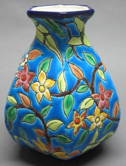 LONGWY Petit vase à panse hexagonale en faïence émaillée, à décor de branches fleuries....