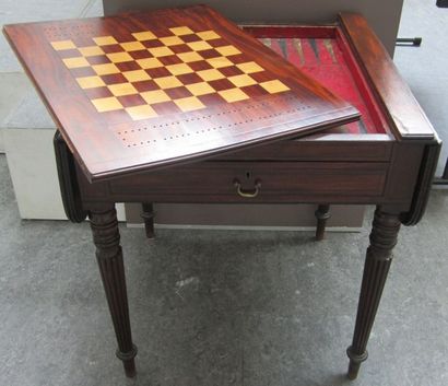 null Table de Backgammon en acajou, le plateau coulissant découvre un damier, l'intérieur...