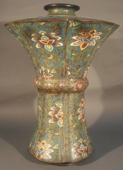 null Vase de forme "gu" côtelé en bronze et émaux cloisonnés à décor de fleurs de...