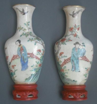 null Paire de vases appliques en porcelaine décorée en émaux polychromes d'un couple...