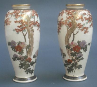 null Paire de vases à haute panse en faïence de Satsuma décorée en émaux polychromes...