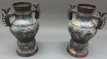 null Paire de vases sur piédouche en émail cloisonné Japon XIXe siècle H. 39 cm D....