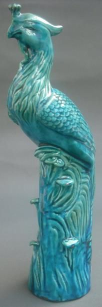 null Statuette de phoenix posé sur un rocher en porcelaine émaillée bleu turquoise...