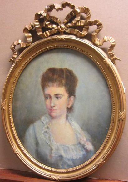 Portrait du XIXe siècle Jeune femme à la robe bleue Huile sur panneau H. 37,5 cm...