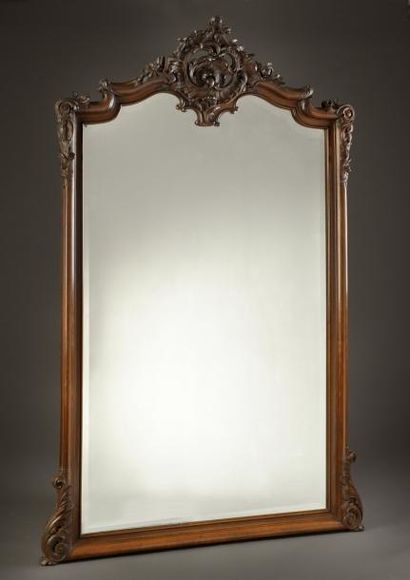 null Grand miroir de cheminée en noyer mouluré à fronton cintré, sculpté d'une importante...