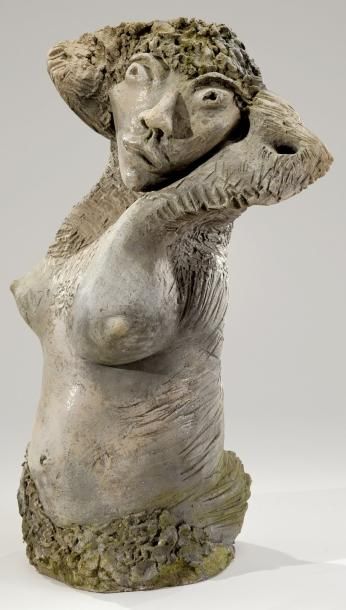 École FRANÇAISE du XXe siècle Buste de femme Sculpture en terre cuite H. 91 cm L....