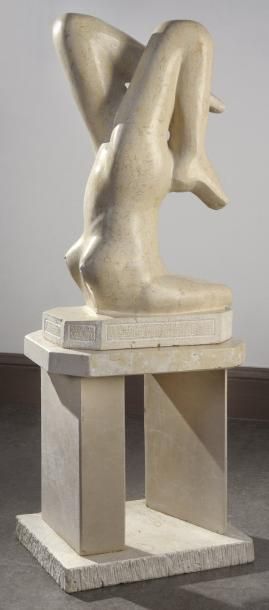 École FRANÇAISE du XXe siècle Figure féminine Sculpture et socle en marbre H. 129...