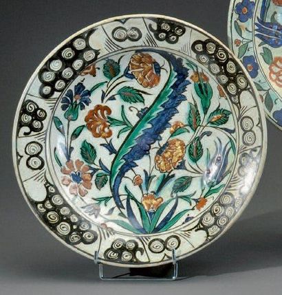 Iznik Plat décoré d'oeillets, de fleurs et de feuilles saz. Pâte siliceuse à décor...