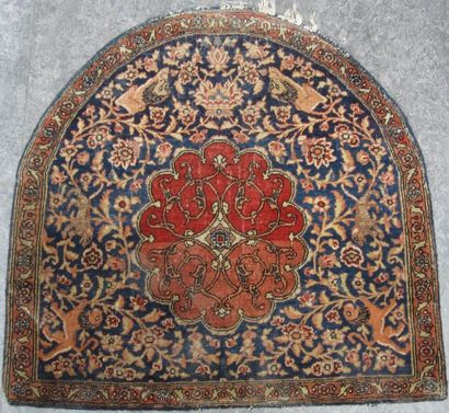 null Tapis ancien semi-circulaire (assise de siège) à large rosace polylobée rouge...