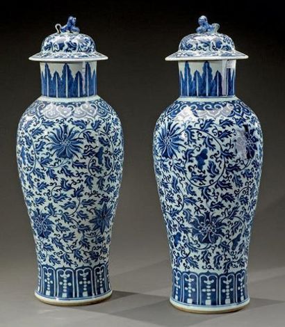  Paire de potiches couvertes en porcelaine décorée en bleu sous couverte de lotus...