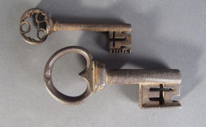  Lot de deux clefs en fer forgé: - L'une de coffre-fort à anneau avec redent, embase...