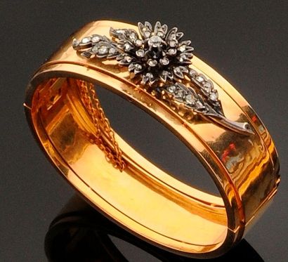 null Bracelet rigide, ouvrant, en or jaune agrémenté d'un motif de fleur en argent...