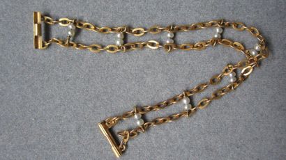 null Bracelet composé de deux chaines en or jaune reliés par des barrettes de petites...