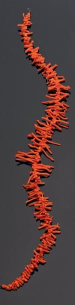 null Collier en chute composé de branches de corail, fermoir métal L. 47,5 cm