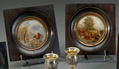 ECOLE FRANCAISE XIXe siècle Paire de fixés-sous-verre ronds: scènes pastorales animées...