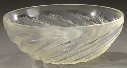 RENE LALIQUE (1860-1945) Coupe «Poissons n°1» en verre légèrement opalescent moulé-pressé...