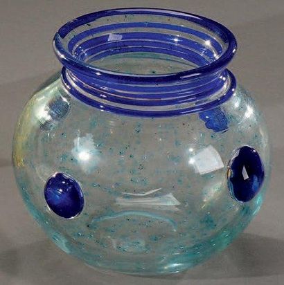 DAUM Nancy Vase boule en verre bullé transparent, à décor de filets de verre bleu...