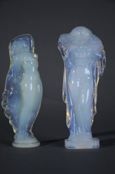 SABINO PARIS Deux figures féminines en verre opalescent, dont une tenant un mouton...