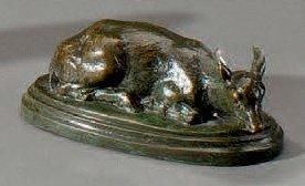 Antoine Louis BARYE (1795-1875) Faon couché Bronze à patine verte, signé sur la terrasse...
