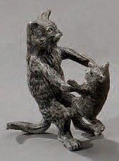 null PLOMB DE VIENNE Chat et chaton dansant H. 5,8 cm