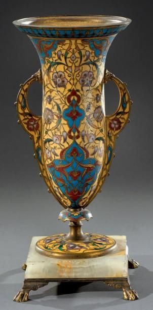 null Vase fuseau évasé sur piédouche et deux anses latérales en bronze cloisonné...