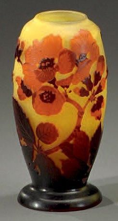 Émile GALLÉ (1846-1904) Petit vase balustre en verre doublé rouge sur fond jaune...