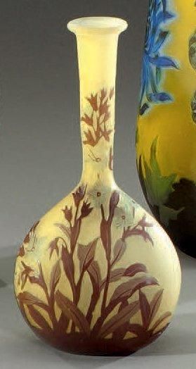 Émile GALLÉ (1846-1904) Vase à panse aplatie et col tube, en verre doublé à décor...